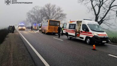 На трасі Дніпро - П'ятихатки сталася аварія за участі шкільного автобуса: є загиблі (Відео)