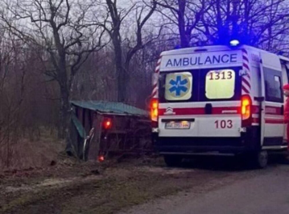 На Дніпропетровщині водій вантажівки вилетів у кювет і зробив "сальто" (Фото)