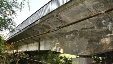 У Кривому Розі показали аварійний міст, який проходить над проїжджою частиною (Відео)