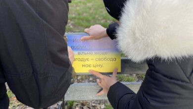 У місті на Дніпропетровщині на лавочках встановили таблички пам'яті полеглих Героїв, які вандали зривали щонайменше тричі (Фото)