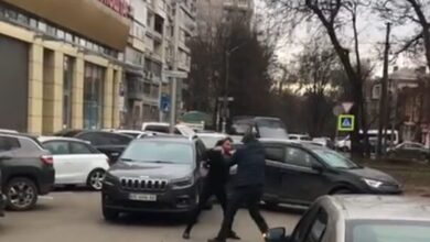 У Дніпрі чоловіки влаштували жорстку бійку в потоці автомобілів і зупинили рух (Відео)