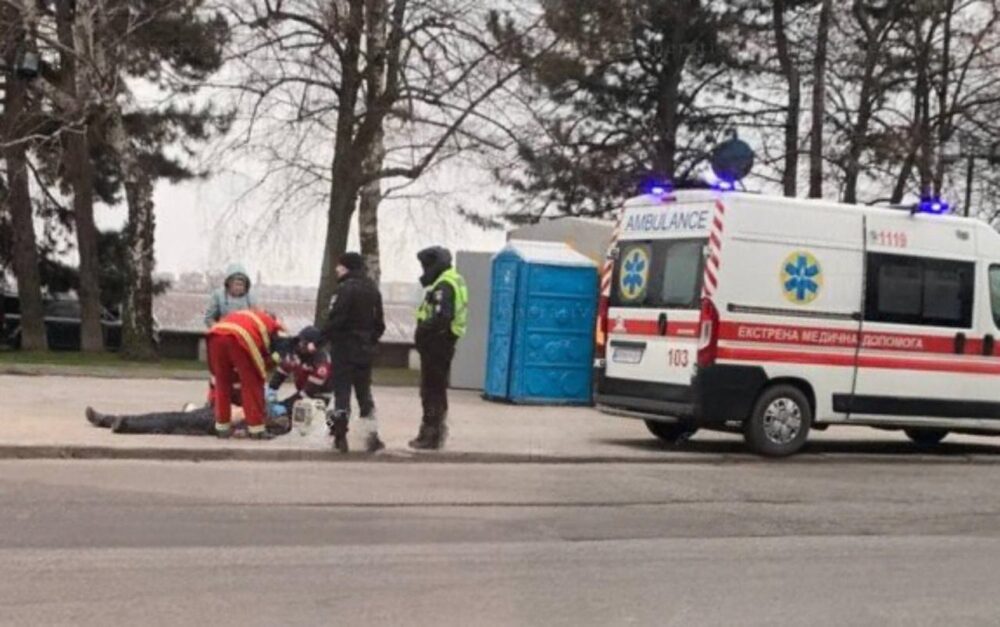 У Дніпрі на Набережній стало зле чоловіку: його намагаються врятувати медики (Фото)