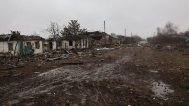 На Дніпропетровщині чоловік врятував з-під завалів будинків, які зруйнували росіяни, двох пенсіонерів (Відео)