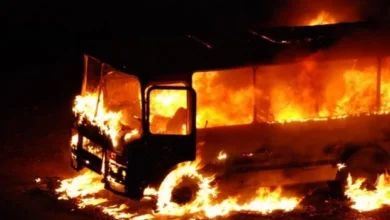 Вночі у місті на Дніпропетровщині лунали вибухи: згорів шкільний автобус (Відео)