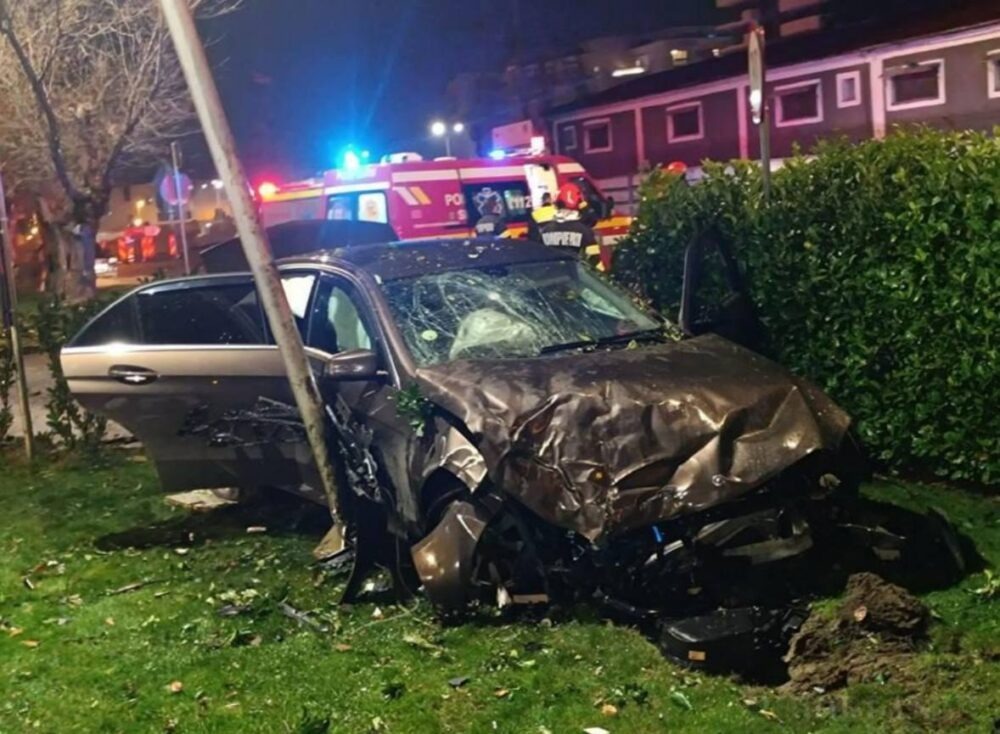 У Румунії чоловік на Mercedes дивом вижив, перелетівши через кільце та два автомобілі (Відео)