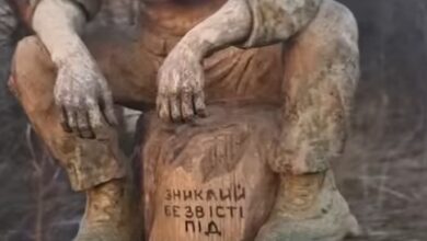 Український військовий показав, як виготовляє скульптури з дерева прямо на лінії фронту (Відео)