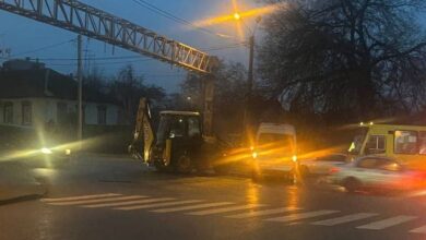 У Дніпрі не поділили дорогу трактор і маршрутка: рух ускладнено (Фото)