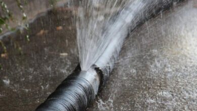 а житломасиві Дніпра скаржаться на постійні пориви водогону, від яких не рятує ремонт (Відео)