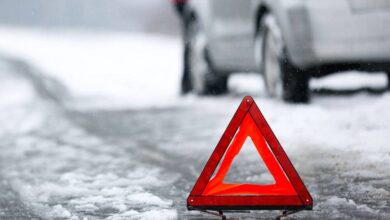 На Дніпропетровщині рятувальники вирізали з пошкодженого автомобіля водія, який на швидкості злетів у кювет (Відео)