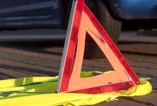 У Дніпрі автомобіль перекинувся на дах посеред дороги: його піднімають краном (Відео)