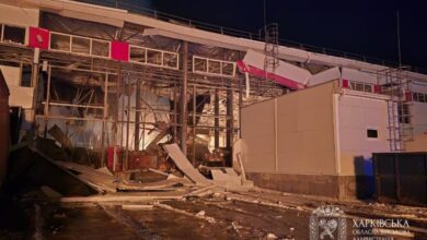 У Харкові показали, який вигляд мають термінал пошти та заправки, де внаслідок російської атаки загинуло 4 людей (Відео)