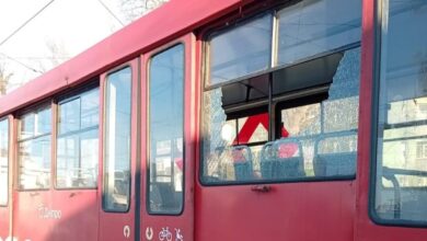 У Дніпрі невідомі кинули важкий предмет у трамвай, який від'їжджав із зупинки: хуліганів шукають (Фото)