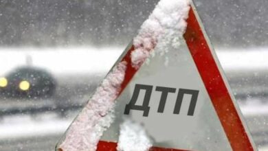 У Дніпрі мікроавтобус збив жінку, яка переходила дорогу, і в'їхав у світлофор (Відео)