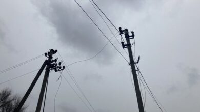 У Дніпрі показали наслідки вибухів: вирує пожежа, обірвало дроти (Відео та фото)