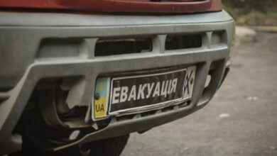 Поліцейські показали, як евакуювали з прифронтової Дніпропетровщини тіло чоловіка, що помер у власному будинку під обстрілами (Відео)