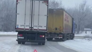 На Дніпропетровщині не поділили залізничний переїзд вантажівки пошти і супермаркету (Відео)