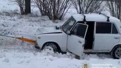 На Дніпропетровщині поліцейський тросом витягнув водія і його автомобіль зі снігової завали (Фото)