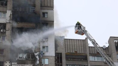 У Дніпрі триває рятувальна операція після влучання російського "шахеда" у житловий будинок (Відео)