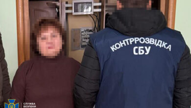 У Києві затримали колаборантку-пропагандистку з Криму, яка працює на окупованому півострові директоркою школи (Фото)
