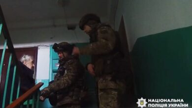 Поліцейські Дніпропетровщини показали, як евакуювали з-під російських обстрілів маломобільну жінку та її кішку (Відео)