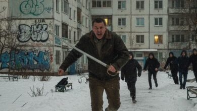 Житломасив Дніпра тероризує чоловік із шаблею, який кидається на підлітків