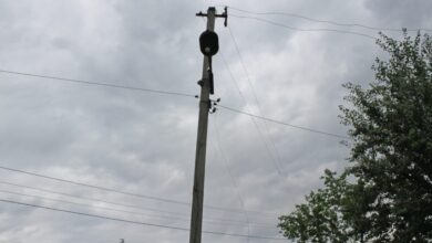 У Дніпрі над дорогою нависнув стовп: рух транспорту паралізовано (Фото)