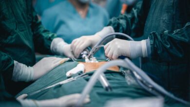 У Дніпрі хірург забув у тілі онкохворої пацієнтки марлеву серветку: його судитимуть (Фото)