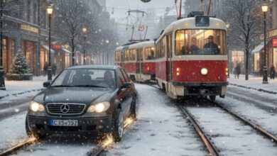 Поперед батька в пекло: у Дніпрі два авто їхали по рейках, а їх наздоганяли трамваї (Відео)