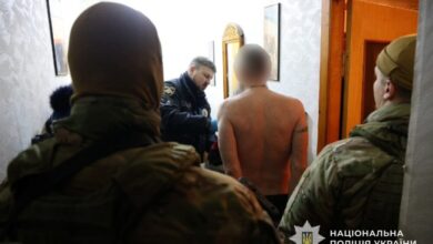 У Дніпрі чоловік взяв у У Дніпрі чоловік взяв у заручники власну матір та погрожував підірвати її: як його зупинили (Відео)