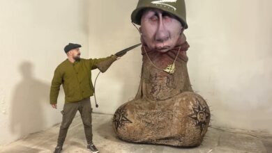 У Варшаві до посольства РФ привезли скульптуру російського диктатора у вигляді статевого органу (Фото)
