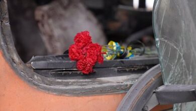 У Тернівці мешканці приносять квіти на місце трагедії, де росіяни вбили "шахедами" 15 гірників в автобусі (Відео)