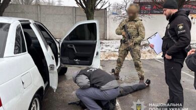 У Дніпрі чоловік намагався продати автомат Калашникова за 2 000 доларів США, коли його спіймали на гарячому (Фото)