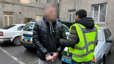В поліції Одеси показали, як затримали трьох злодіїв, що побили й пограбували 25-річного чоловіка у готельному номері (Відео)
