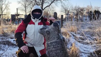 На Дніпропетровщині на кладовищі, яке стоїть на основі курганів, знайшли дореволюційні надгробки (Фото)