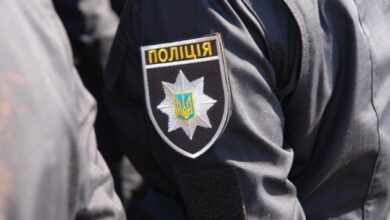 За вихідні поліцейські Дніпропетровщини врятували двох водіїв і бабусю, яку "загнав у пастку" власний песик (Відео)
