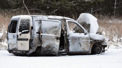 Траса Павлоград-Миколаївка перетворилася на цвинтар знищених російськими дронами автомобілів (Відео)