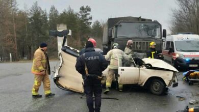 На Дніпропетровщині легковику у ДТП з вантажівкою майже відірвало задню частину (Фото)