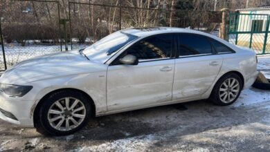 У Дніпрі невідомий протаранив припаркований автомобіль й утік (Фото)