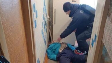 На Дніпропетровщині ДСНСники врятували бабусю, яка ледь не померла на самоті у зачиненій квартирі (Фото)