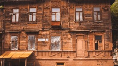 Історія найстарішого дерев'яного будинку Дніпра, який стоїть досі завдяки циганському закляттю (Фото)