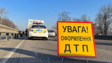 У Дніпрі посеред дороги збили пішохода: призупинено рух двох трамваїв (Фото)
