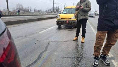 У Дніпрі на великому проспекті сталася ДТП: автомобілю порізало колеса в ямі (Відео)