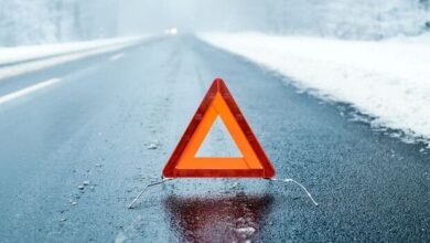 У Дніпрі автомобілі через нечищені дороги застрягають у крижаних ямах (Фото)
