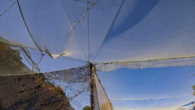 Як селище Дніпропетровщини, яке постійно обстрілюють російські окупанти, живе під антидроновими сітками (Відео)