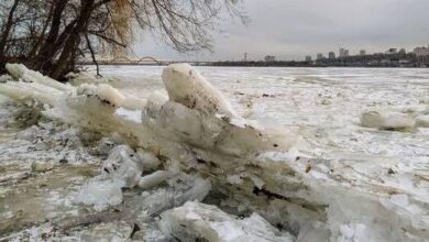 Після морозів і відлиг Дніпро перетворився на суцільну брилу пошматованого льоду (Фото)