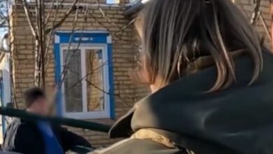 Мешканка Дніпропетровщини, яку дочка вмовляла евакуюватися, заявила, що у війні винні "Майдани" і "Західна України" (Відео)