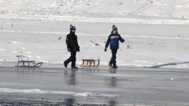 На Дніпропетровщині діти влаштували небезпечні танці на каналі, де майже розтанула крига (Відео)