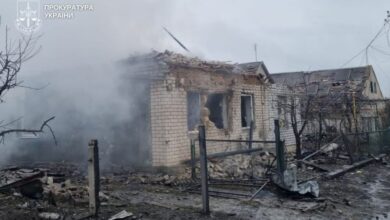 На Дніпропетровщині у зруйнованому російським обстрілом під'їзді знайшли тіла двох людей (Фото)