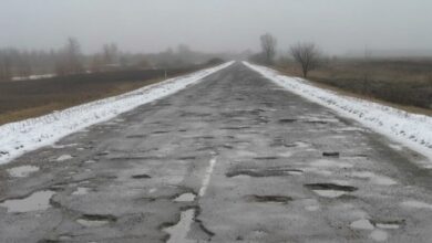 На трасах Дніпра, які ведуть до сусідніх міст, автомобілі ріжуть колеса об кригу (Відео)