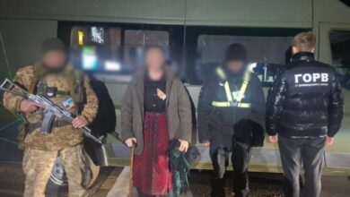 На Одещині 30-річний чоловік переодягнувся в стареньку бабусю, аби "законно" виїхати в Молдову (Відео)
